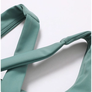 Dettaglio delle spalline incrociate elastiche del reggiseno sportivo yoga effetto nuvola