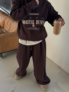 Détail d'un ensemble hoodie marron café surdimensionné avec imprimé Highway pour femme