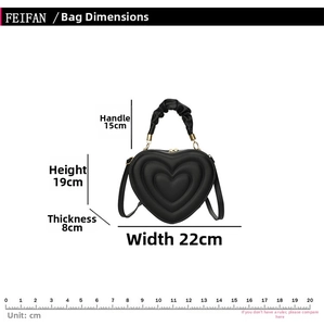 Größentabelle für herzförmige gesteppte Handtasche mit Abmessungen in Zentimetern