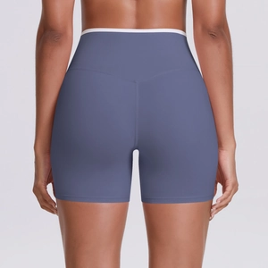 Détail du short de yoga taille haute avec couture arrière en V et bordure contrastée