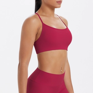 Vue détaillée de l'ensemble de yoga bordeaux avec brassière fine et legging taille haute