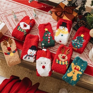 Chaussettes de Noël douillettes en polaire corail avec motifs de renne et bonhomme de neige