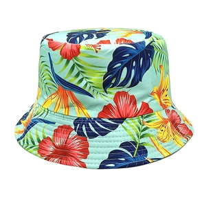 Dettaglio del cappello a secchiello celeste con stampa floreale tropicale in cotone