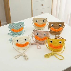 Vue détaillée de six sacs bandoulière en paille tressée colorée pour enfants