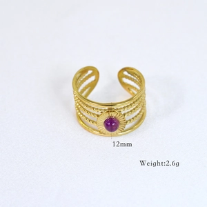 Detailed view of a 12mm wide vintage gold ring with a purple gemstone weighing 2.6g