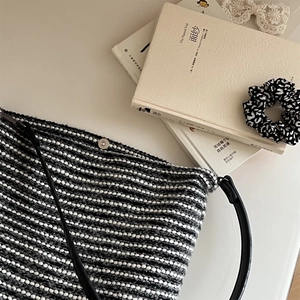 Détail du sac cabas en tweed avec tissu en maille texturée et fine bandoulière en cuir