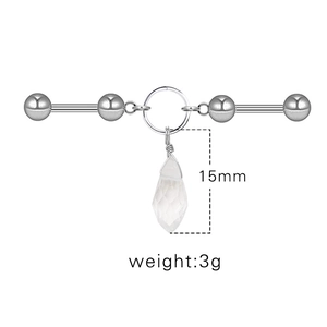 Detailansicht eines Silber-Herz-Piercings mit Kristall, 15 mm Länge und 3 g Gewicht