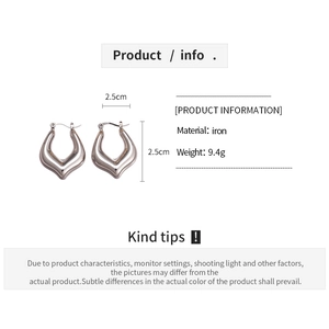 Detailed view of polished hollow heart earrings with 2.5cm size and 9.4g weight specifications
