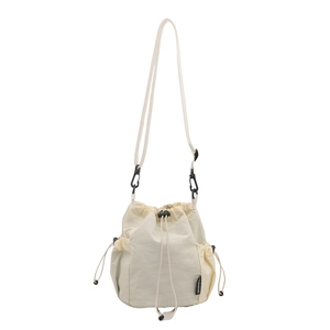 Sac seau minimaliste en nylon crème avec cordon de serrage et bandoulière réglable pratique