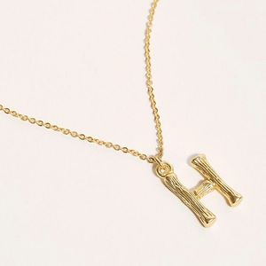 Collier en acier inoxydable doré 316L avec un pendentif lettre H en relief bambou
