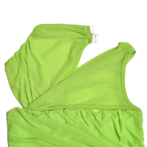Détail de robe en maille vert néon avec plis uniques et boucle en métal argenté sur la bretelle
