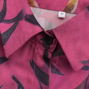 Camicia da donna fucsia con stampa astratta, colletto a revers e consistenza setosa
