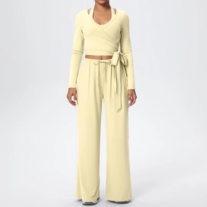 Détail du haut cache-cœur jaune clair avec lien à nouer et pantalon large à taille haute