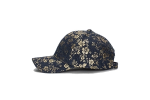 Dettaglio dei motivi floreali dorati sul cappellino da baseball in cotone blu scuro