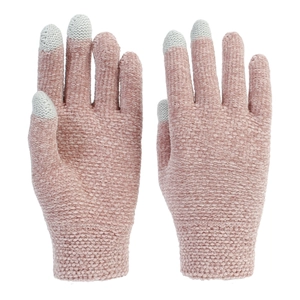 Dettaglio di guanti in maglia di ciniglia rosa con punte delle dita touch grigie