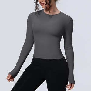 Détail du t-shirt de yoga gris à manches longues ajusté en tissu respirant élastique
