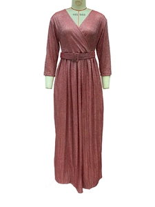 Détail de la robe plissée à paillettes rose poudré avec col en V et ceinture
