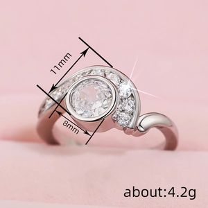 Elegante anillo de plata irregular con circonita de 11mm en joyero de terciopelo rosa