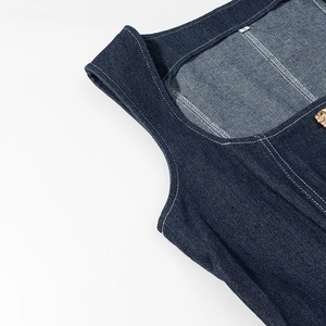 Détail de l'encolure carrée et des bretelles sur haut en jean bleu foncé avec taille S