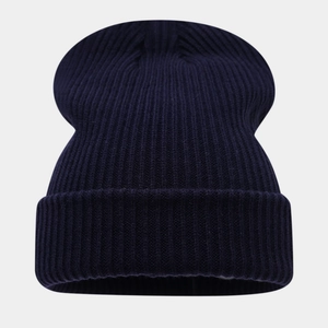 Détail d'un bonnet en maille bleu marine avec large revers et texture côtelée épaisse