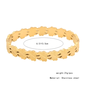 Detalle de brazalete hoja dorada con dimensiones 6,5x5,5cm y especificaciones acero