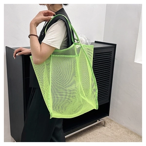 Dettaglio della borsa tote in rete verde neon con tessuto traspirante e bordi rinforzati