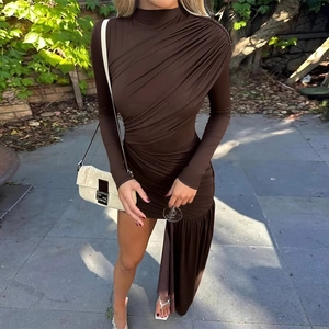 Détail d'une robe moulante marron chocolat avec fronces et rubans à la taille
