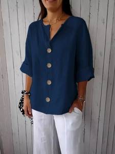 Dettaglio del top in lino blu navy con scollo a V e grandi bottoni decorativi