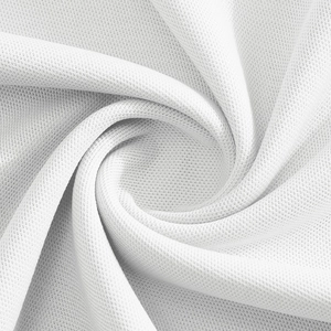 Makroaufnahme von atmungsaktivem weißem Netzgewebe aus Polyester mit weicher Textur