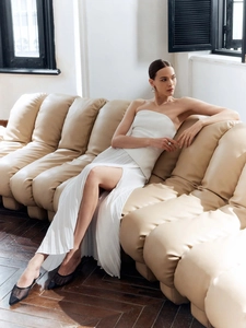 Elegante mini abito a pieghe bianco senza spalline con spacco, foto moda su modella