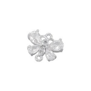 Détail du pendentif papillon argenté serti de pierres précieuses étincelantes de taille poire