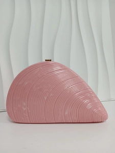 Bolso de mano de concha acrílica rosa con textura de mármol y cierre dorado