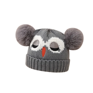 Bonnet d'hiver en tricot gris pour enfant avec broderie hibou et deux pompons en fourrure
