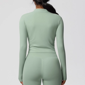 Veste de sport vert menthe cintrée et leggings de yoga avec coupe sculptante