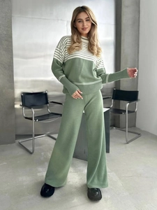 Ensemble automne deux pièces pull en tricot rayé et pantalon vert à jambes larges