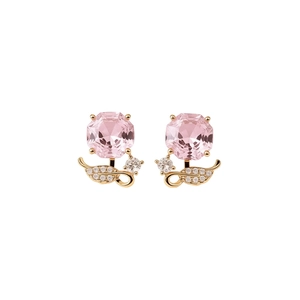 Boucles d'oreilles fleurs en cristal rose plaqué or avec zircons blancs sur fond blanc