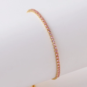 Nahaufnahme eines rosafarbenen Zirkon-Tennisarmbands mit edler Goldbeschichtung