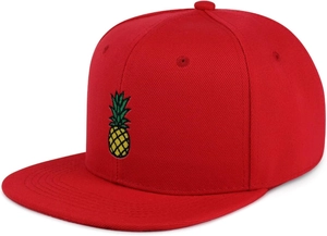 Detailaufnahme der hochwertigen gelb-grünen Ananas-Stickerei auf einer roten Flat-Brim-Cap