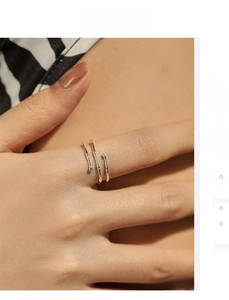 Detail eines S925 Silberrings im Bambus-Design mit mehrlagigem Wickel-Look am Finger