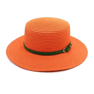 Chapeau de paille orange à bord plat avec ceinture verte et boucle dorée pour l'été