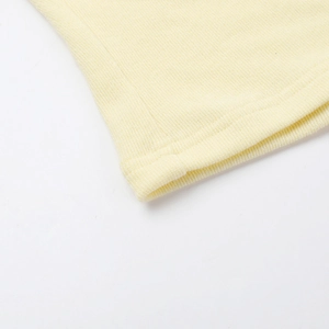 Vista macro dettagliata della trama a maglia giallo chiaro e cucitura a doppio bordo