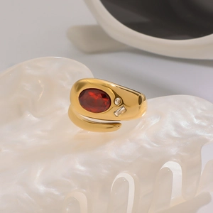 Bague réglable en acier inoxydable doré avec rubis ovale et accents de zircone clair