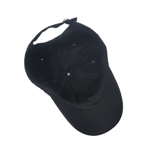 Vue intérieure de la casquette de baseball noire montrant les coutures et la boucle dorée