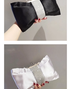 Details der Abendhandtaschen mit Satinschleife und Kristall-Strass-Verzierungsband