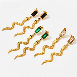 Détail de boucles d'oreilles serpent avec zircons carrés noirs, verts et blancs