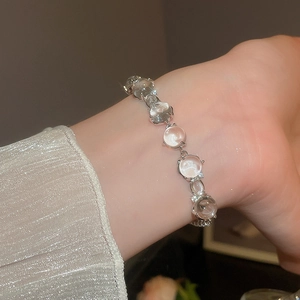 Détail du bracelet en cristal avec perles translucides et maillons argentés élégants