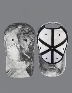 Vue de dessus et intérieure de la casquette rétro camouflage avec motif d'arbre et renfort