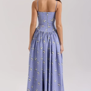 Elegante abito lungo floreale lavanda con spalline sottili e pizzo decorativo