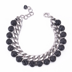 Détail d'un bracelet pour homme double couche en perles de lave et acier inoxydable