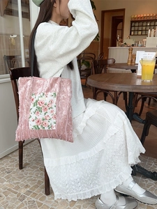Sac fourre-tout en velours rose avec poche à fleurs et fines bandoulières noires
